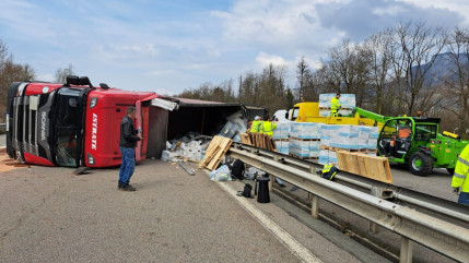 Accident d'un poids-lourd sur l'A40 : des centaines d'automobilistes verbalisés pour l'avoir pris en photo !