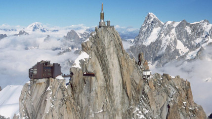 Aiguille du Midi : l&rsquo;acc&egrave;s &agrave; l&rsquo;ar&ecirc;te classique interdit mardi en raison d&rsquo;une vo&ucirc;te de glace fragilis&eacute;e