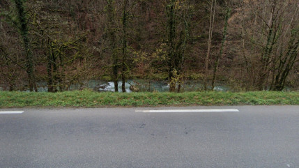 Après un refus d'obtempérer à Thonon-les-Bains, il grille des feux rouges puis termine sa course dans la Dranse