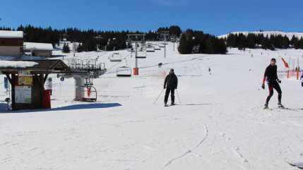 Avalanche déclenchée par accident à la station des Arcs : une monitrice de ski partiellement ensevelie