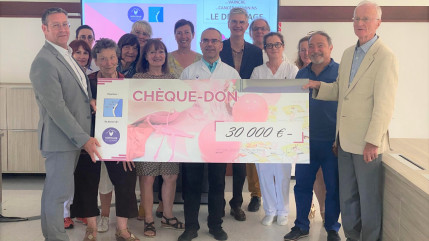 Cancérologie : remise d'un chèque par l’association Seins Léman Avenir aux Hôpitaux du Léman