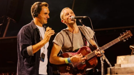 Chris Martin impressionné par la voix de Roger Federer : Il brille sur scène avec un oeuf-shaker !