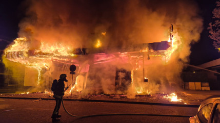 Cluses : Incendie dans un tabac presse, un pompier bless&eacute;