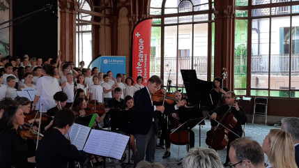 De la musique et des chants pour l'inauguration du clos couvert de la Buvette Cachat à Evian (interviews)