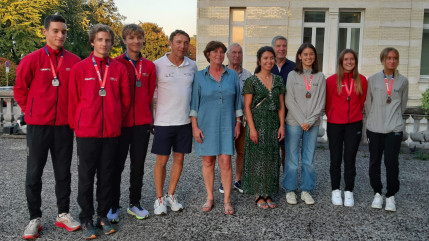 Evian : remise de m&eacute;dailles aux jeunes athl&egrave;tes du club Evian Off Course (interview)