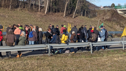 Haute-Savoie : les &eacute;leveurs crient leur col&egrave;re sur deux points de blocage