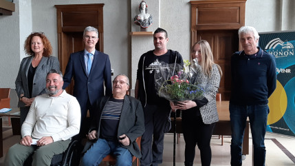 Le bénéfice de la vente du livre consacré au champion René Guili remis à des motards chablaisiens accidentés Le bénéfice de la vente du livre consacré au champion René Guili remis à des motards chablaisiens accidentés