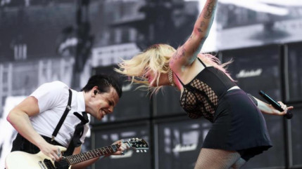 Louane partage un duo avec le rockeur britannique YUNGBLUD (vidéo)