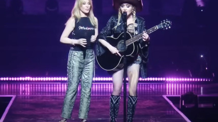 Madonna : apparition surprise de Kylie Minogue sur scène pour chanter "I Will Survive"