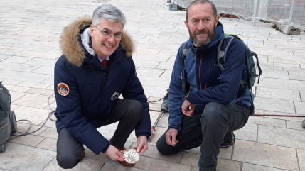 Pose du dernier clou marquant la travers&eacute;e de Thonon par le chemin de St Jacques de Compostelle (interviews)