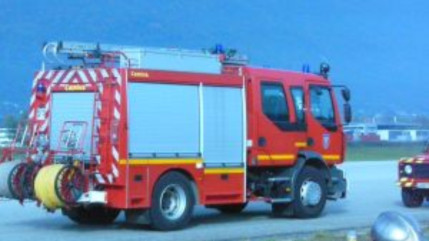 Près de Lausanne : Incendie sur la route, une voiture détruite