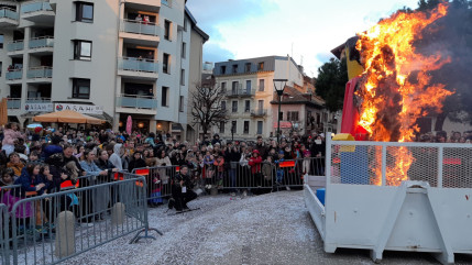 Un chaud soleil et des milliers de spectateurs ont assuré la réussite du Carnaval d'Evian 2023