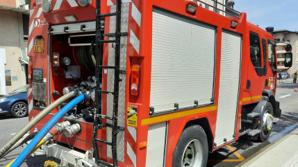 Un important incendie dans un bâtiment agricole à Saint-Germain-sur-Rhône