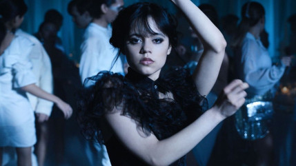 Une jeune patineuse reprend la chorégraphie devenue culte de la série « Mercredi » (vidéo)