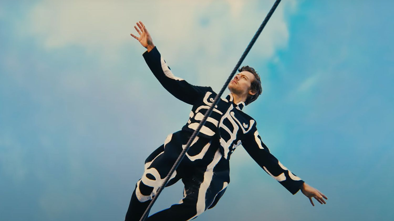 Harry Styles devient funambule le temps d'un clip avec "Daylight" Harry Styles devient funambule le temps d'un clip avec "Daylight"